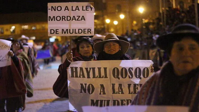 Periodistas de Cusco muestran su rechazo a la "Ley Mordaza" en desfile cívico [FOTOS Y VIDEO]