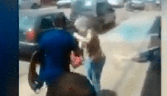 YouTube viral: ambulante se acerca a mujer que golpeaba a su esposo y le vende una correa [VIDEO]