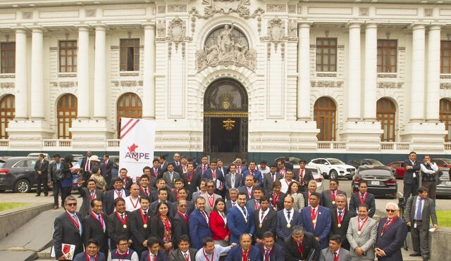 Presidente de la AMPE juramentó a 75 alcaldes de las regiones del Perú