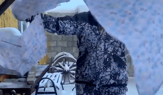 Un hombre ruso utilizó un insólito truco en mitad del inclemente invierno y se hizo viral en YouTube.