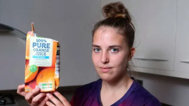 Lauren Howard de 17 años encontró algo inimaginable dentro de su jugo naranja. Foto: Agencia de Noticias Caters.