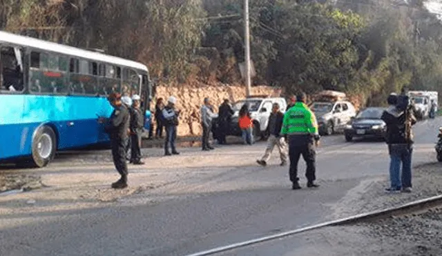 El video captó choque de tren contra bus lleno de escolares en Chaclacayo. Foto: Captura.
