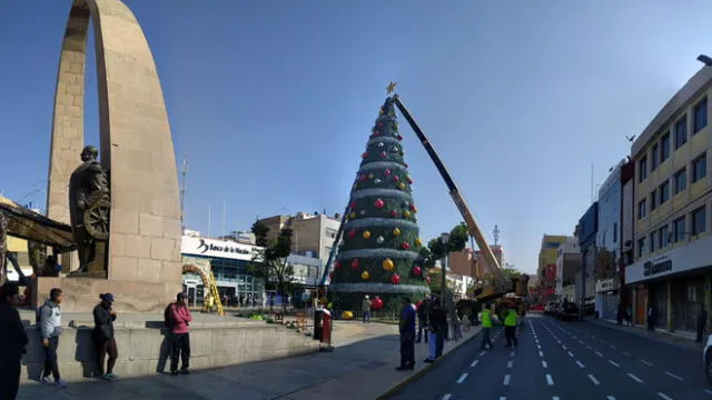 Municipios de Tacna compiten por tener el árbol navideño más grande del sur