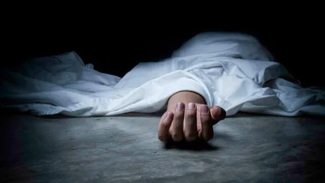 Mujer durmió 2 días con el cuerpo de su esposo sin darse cuenta que estaba muerto