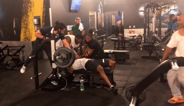 YouTube viral: graban preciso instante en que deportista casi es decapitado por pesas [VIDEO]
