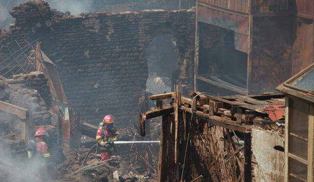 Casonas de adobe fueron destruidas por el incendio [FOTOS]