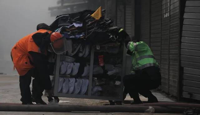 Comerciantes llegaron al mercado y se enfrentaron con la Policía para ingresar y recuperar parte de sus pertenencias. Foto: Jorge Cerdán / La República