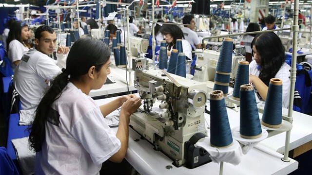 Trabajadores de la industria textil.