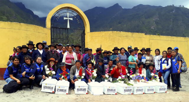 Restos de víctimas de conflicto armado interno fueron enterrados en Ocobamba.