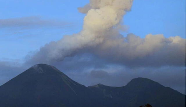Volcán Reventador lanza columnas de ceniza de 800 metros y pone en alerta a Ecuador