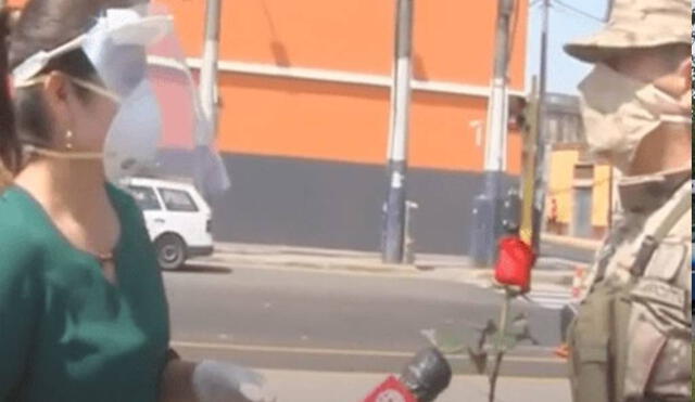 Militar entregó una rosa a una reportera y tuvo unas emotivas palabras para todas las madres peruanas. Foto: América Televisión