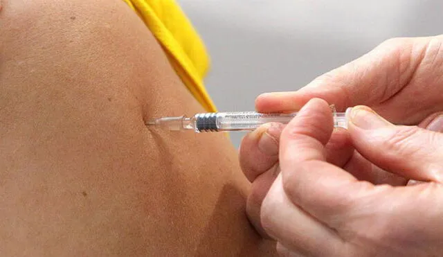 Oxford reanudará los ensayos de su vacuna contra la COVID-19, tras recibir la aprobación del ente regulatorio. Foto: EFE