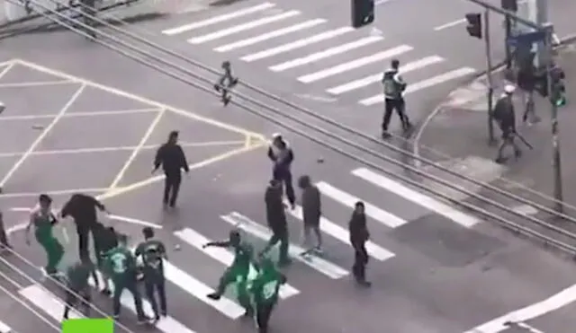 YouTube: Brutal agresión de hinchas contra seguidor de club rival en plena calle [VIDEO]