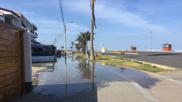 Trujillo: desagüe colapsa y genera inundación en calles 