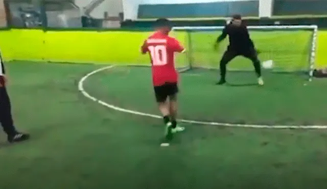 Facebook viral: futbolista patea increíble penal solo para burlarse del arquero [VIDEO]