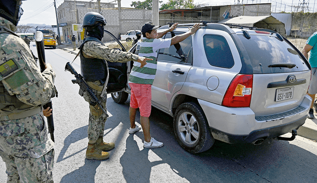 Sospechoso. Soldado detiene a un transeúnte en Guayaquil.”Se han producido una veintena de atentados a bala, explosivos y coches bomba contra estaciones policiales”. Foto: difusión