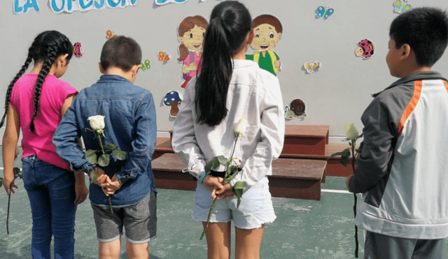 V.E.S.: Estudiantes del colegio Trilce reanudan clases con rosas blancas en las manos