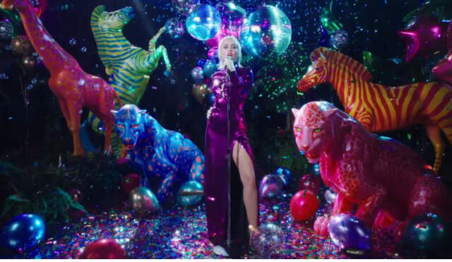 Miley Cyrus. Captura del videoclip "Midnight sky"