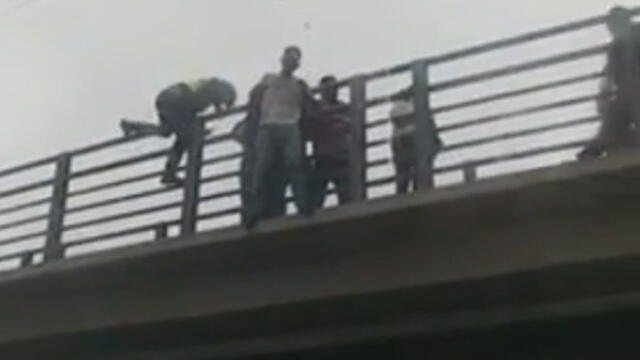 Cuatro serenos se acercaron a las barandas del puente para evitar el suicidio. (Foto: Captura de video / RPP)
