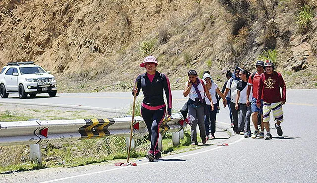 Fieles llegan a Otuzco caminando y de rodillas para homenaje a “La Mamita”