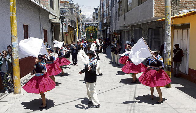 Pasacalle. Las danzas autóctonas se hicieron presente en la celebración de 8 años de declaratoria de Patrimonio de la fiesta de la Candelaria.  Foto: Juan Cisneros/ La República
