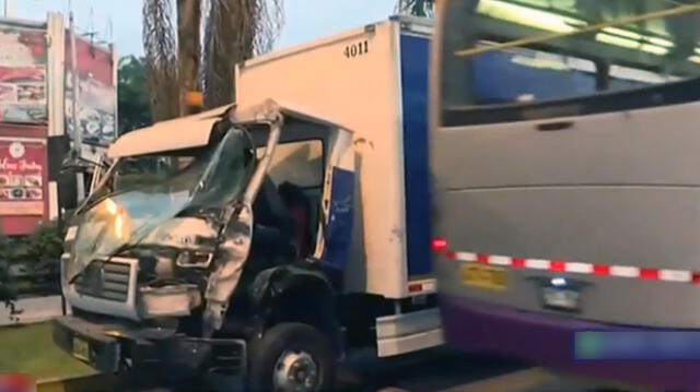 La cabina del camión municipal quedó destruida producto de chocar con un bus del corredor morado. (Foto: Captura Latina)