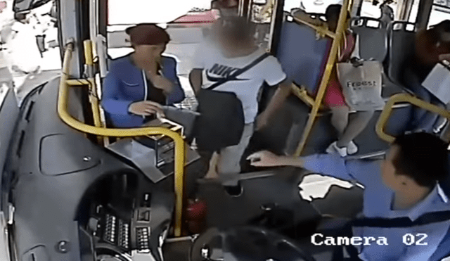 YouTube: Ladrón intenta robar celular al subir a bus y la reacción del chofer arranca aplausos