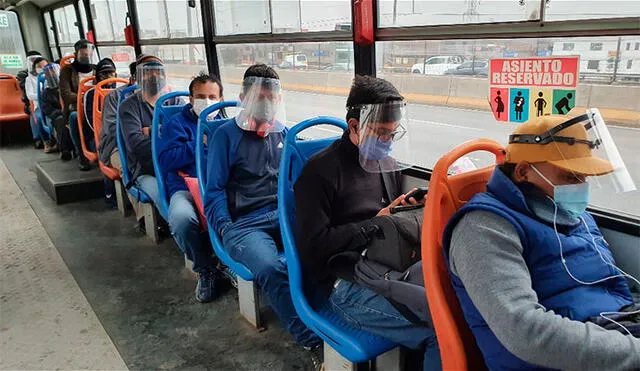 En Perú es obligatorio y multan a quien no use protector facial en transporte público. Foto: Grupo La República