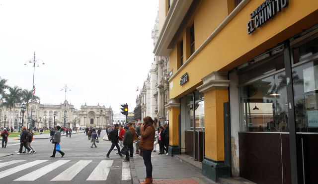 Delincuentes armados roban restaurante frente a Palacio de Gobierno