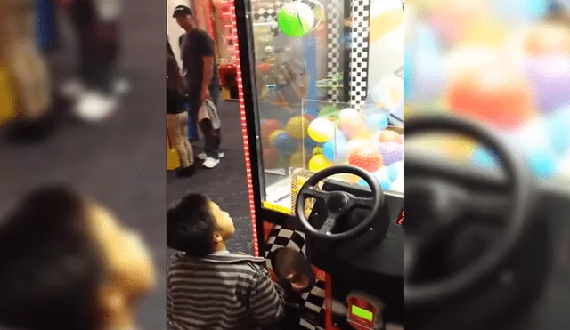 Facebook Viral: Niño intenta ganar una pelota, pero la máquina lo trolea [VIDEO]
