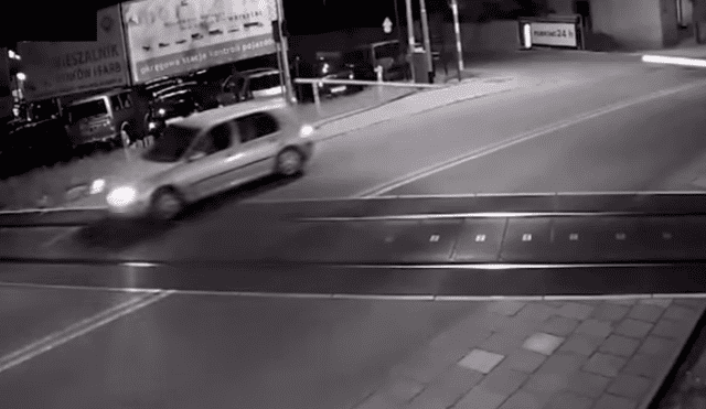 YouTube: impactante momento en que auto salva por centímetros de chocar con tren [VIDEO]