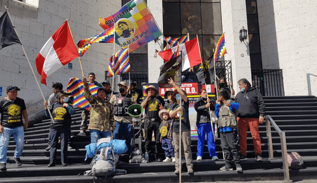 Militantes del etnocacerismo reunidos en la Plaza España de Arequipa. Foto: La República