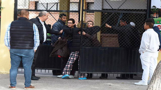 Familiares acudieron por sus hijos al Colegio Cervantes tras presentarse la balacera en la ciudad de Torreón en el estado de Coahuila. Foto: EFE