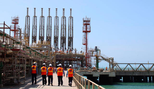Revisiones de la ejecución de remodelación de la Refinería de Talara. Foto: Petroperú.