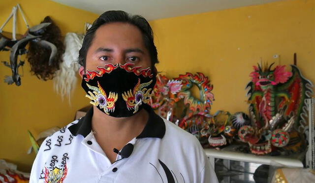 Artesano bordador Juan Carlos Condori exhibe su mascarilla de protección ante el coronavirus.