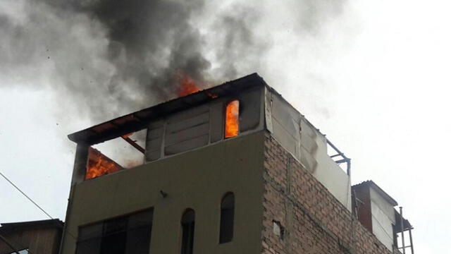Surquillo: incendio consumió quinto piso de vivienda 