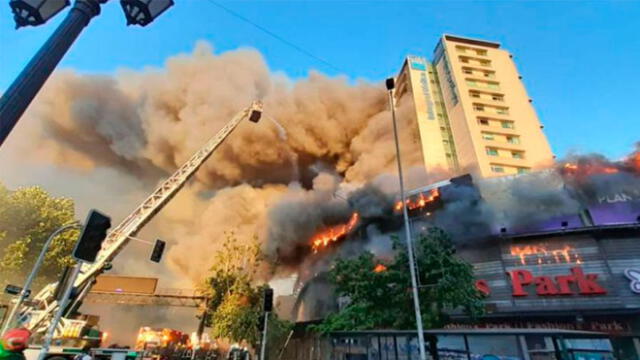 Incendio en edificio de Santiago de Chile fue causado en medio de las protestas contra Sebastián Piñera. Foto: Difusión