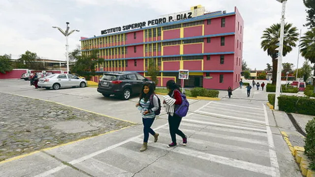 Profesores de institutos públicos de Arequipa temen perder plazas