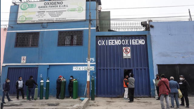 Personas esperan horas para llenar oxígeno para sus familiares que sufren esta pandemia . Fotos: Aldair Mejía/La República.