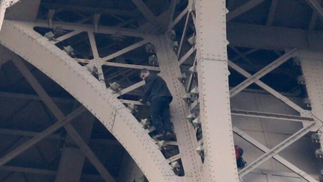  Después de seis horas, detienen a hombre que escaló la Torre Eiffel [FOTOS y VIDEO]