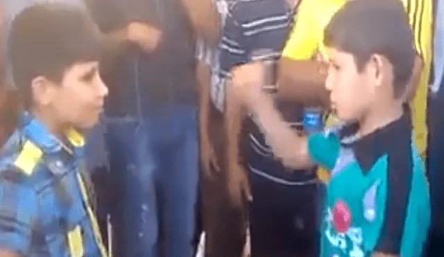 Video es viral en Facebook. Dos niños fanáticos del ‘freestyle’ tuvieron una insólita ‘batalla de gallos’ que está arrasando en las redes sociales. Foto: Captura.