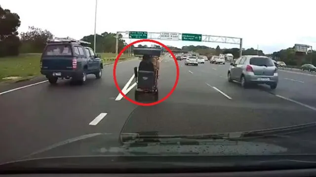 Anciano de 92 años arriesga su vida al conducir scooter en concurrida autopista [VIDEO]
