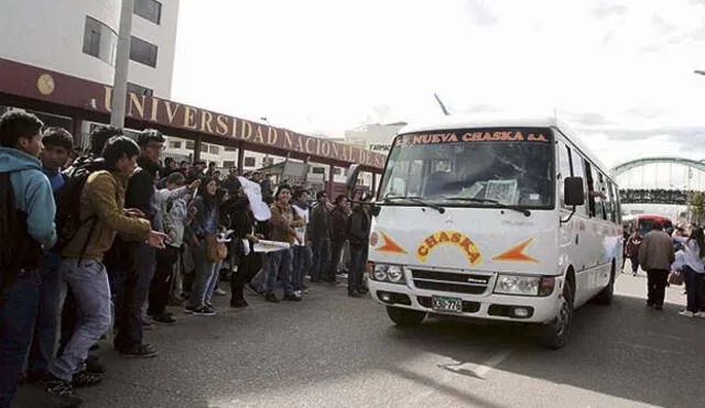Sigue el enfrentamiento entre los universitarios y transportistas de Cusco
