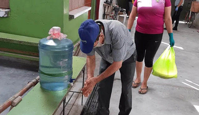 Prohíben ingresar a mercado a clientes si no se lavan las manos en Trujillo