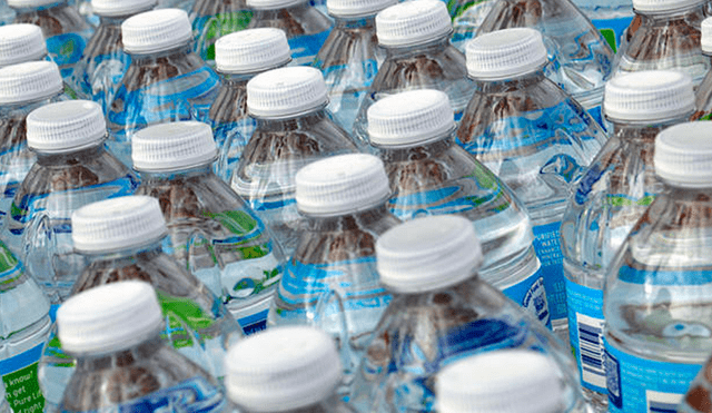 Agua embotellada en 9 países estuvo contaminada con partículas de plástico