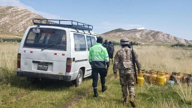 Peruanos y el boliviano cargaban balones de gas a una combi en Desaguadero.