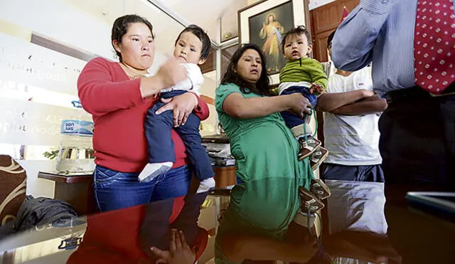Madres de bebés cambiados en hospital de Arequipa y GRA no llegan a acuerdo