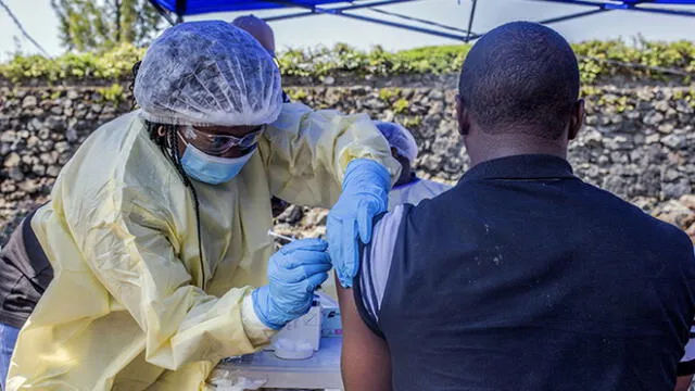 Un hombre recibe una vacuna contra el ébola de una enfermera en el exterior del Centro de Salud Afia Himbi el 15 de julio de 2019 en Goma, luego que se detectara el caso fatal en un predicador. (Foto: AFP)