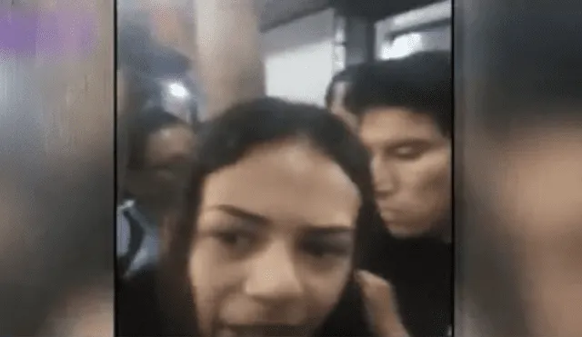 Descubren a dos extranjeras robando el celular de un pasajero en el Metropolitano [VIDEO]