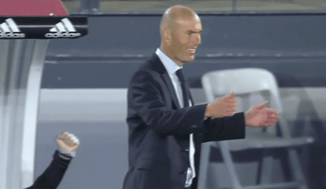 Zinedine Zidane no pudo ocultar su asombro por el golazo de Karim Benzema. Foto: Captura de TV/ESPN.